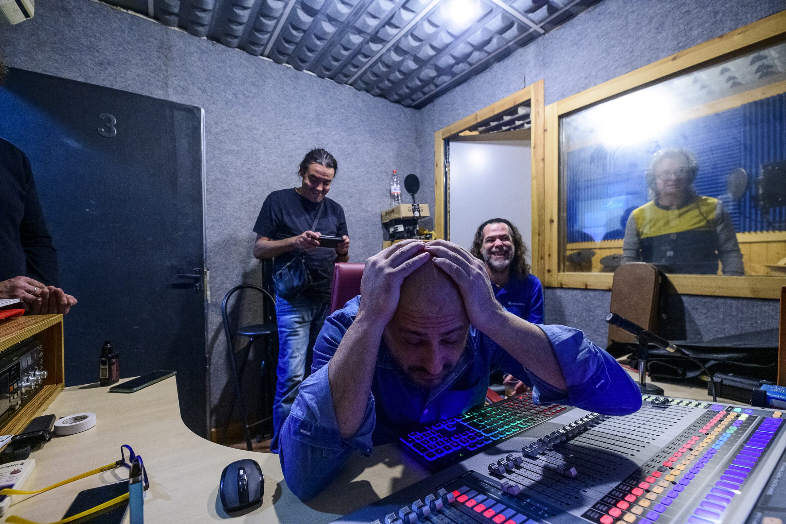 En el estudio grabando «Sombrillas Asesinas»